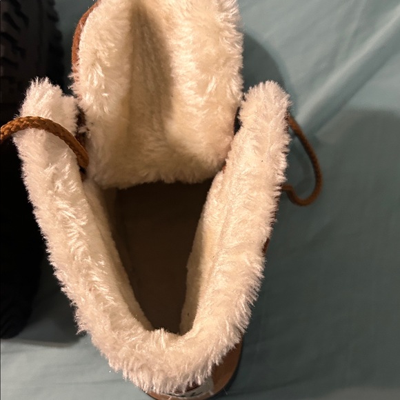 Warm Tan Women's Winter Boots size 40 inside which is size 9. Warm fur inside. - Picture 10 of 11